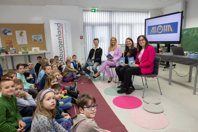 Joshua Massing (Autor), Landesrätin Daniela Winkler, Sabine Weisz (Rektorin PPH Burgenland) und Katja Massing (Autorin) (v.l.) mit Volksschulkindern. | Foto: Büro LRin Winkler/Christoph Novak