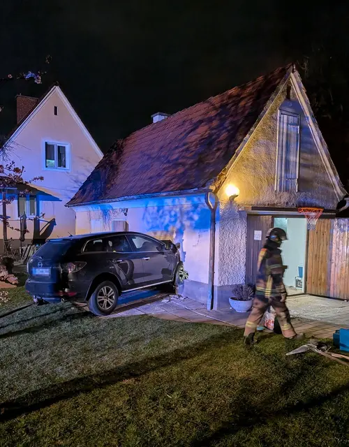 Die Berufsfeuerwehr musste am Mittwochabend zu einem Einsatz im Spitzäckerweg ausrücken: Ein Pkw war von der Fahrbahn abgekommen und in eine Garagenmauer gekracht.  | Foto: BFG