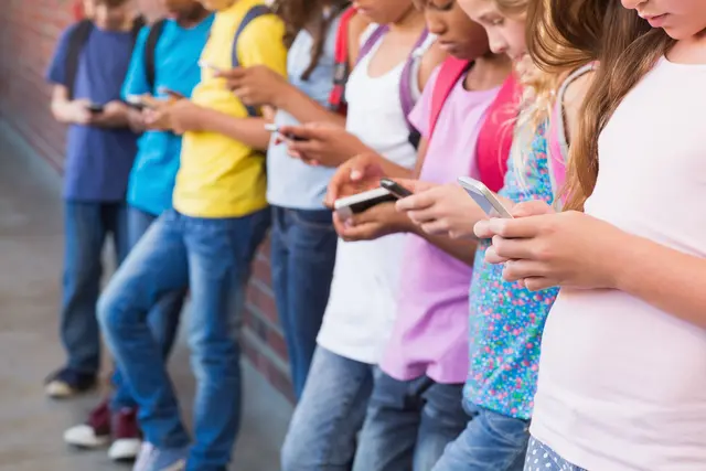 Am Franziskus Gymnasium in Wels hat man dem Handy mit der "smartphonefreien Klasse" den Kampf angesagt. | Foto: smarterpix/Wavebreakmedia
