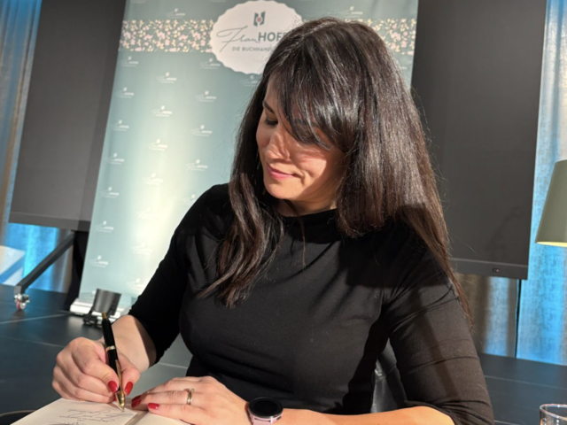 Nach der Lesung signierte Vea Kaiser ihre Bücher und führte Gespräche mit den Fans. | Foto: "Frau Hofer"