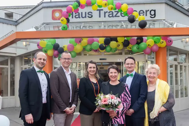 Marcel Höckner, Bezirksvorsteherin-Stellvertreter (SPÖ), Simon Bluma, stellvertretender Geschäftsführer Häuser zum Leben, Johanna Zinkl, Bezirksvorsteherin (ÖVP), Larissa Rebbe, Direktorin Haus Trazerberg, Thomas Gerstbach, Bezirksvorsteherin-Stellvertreter (ÖVP), Verena Sperker, Bezirksseniorenbeauftragte Hietzing (v.l.n.r.). | Foto: Häuser zum Leben/Christian Fischer