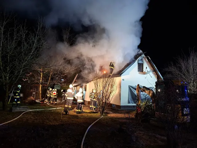 Die Feuerwehren standen über 2,5 Stunden im Einsatz. | Foto: Freiwillige Feuerwehr Unterbergen