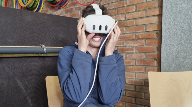 Mit einer VR-Brille konnten die "Gäste" der Veranstaltung direkt auf dein Windrad steigen. | Foto: Privat