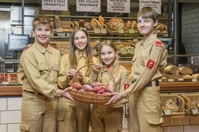 Die Mitglieder der Feuerwehrjugend Kuchl testeten das Floriani-Weckerl noch vor dem offiziellen Verkaufsstart im INTERSPAR-Hypermarkt Hallein. | Foto: INTERSPAR/Neumayr_Christian Leopold
