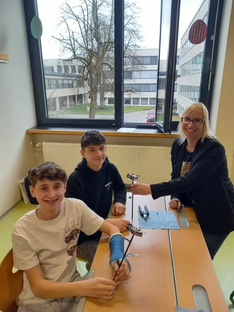 Tamara Skubel mit Schülern und ihren Werkstücken, die sie beim Workshop angefertigt haben. | Foto: MS Völkermarkt