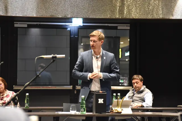 "Als junger Stadtrat denke ich schon daran, dass uns diese Summen über Jahrzehnte begleiten werden und wir diese zu stemmen haben", sagt Lukas Blunder.  | Foto: Barbara Fluckinger