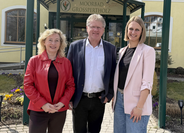 Bürgermeister Manfred Grill im Austausch mit Landesrätin Eva Prischl