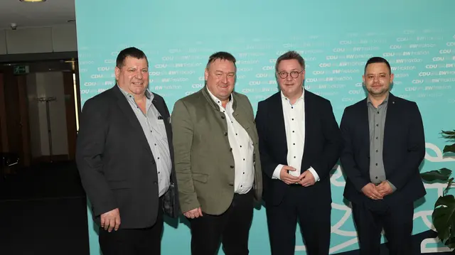 Vizebürgermeister Willi Breiner und Bürgermeister Johann Zieher aus Pöndorf mit Landtagsabgeordneten Michael Preusch und Feuerwehrmann Dominik Glasbrenner aus Schwaigern. | Foto: Helmut Klein