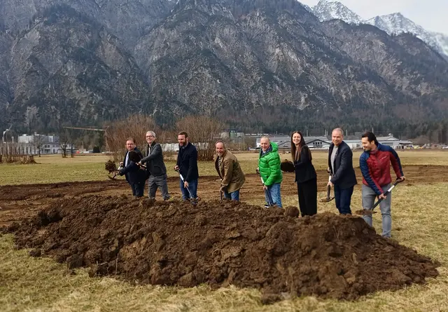 Spatenstich durch den Vorstand der Inkoba inneres Salzkammergut (v.l.n.r.): Rainer Edelsbrunner, Horst Gaigg, Lukas Loidl, Bürgermeister Leopold Schilcher (Bad Goisern), Vizebürgermeister Alfred Gamsjäger, Stadträtin Marija Gavric, Andreas Promberger, Bürgermeister Markus Schmaranzer (Gosau). | Foto: INKOBA - Verband Inneres Salzkammergut