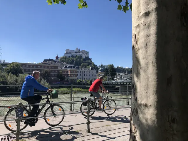 Salzburger Polizei sucht jungen Radfahrer mit roter Weste