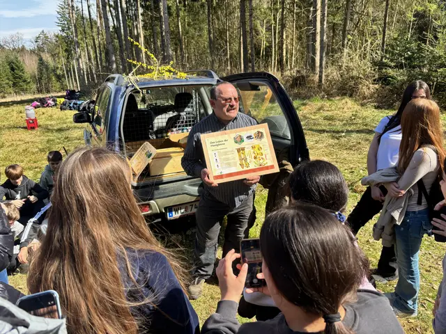 Imker Ernst Thiefenthaler erklärte die Welt der Bienen und dass ein Bienenstock so viele Tiere wie Wels Einwohner hat, beherbergen kann.