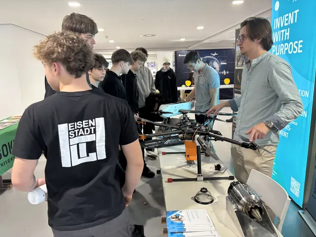 Die Schüler konnten mit zukünftigen Arbeitgebern in Kontakt treten.  | Foto: Stefan Schneider/MeinBezirk