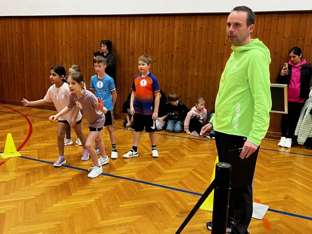 Christoph Stoppacher hat immer ein wachames Auge darauf, dass sich die Kinder genug bewegen. | Foto: SV St. Marein-Lorenzen 