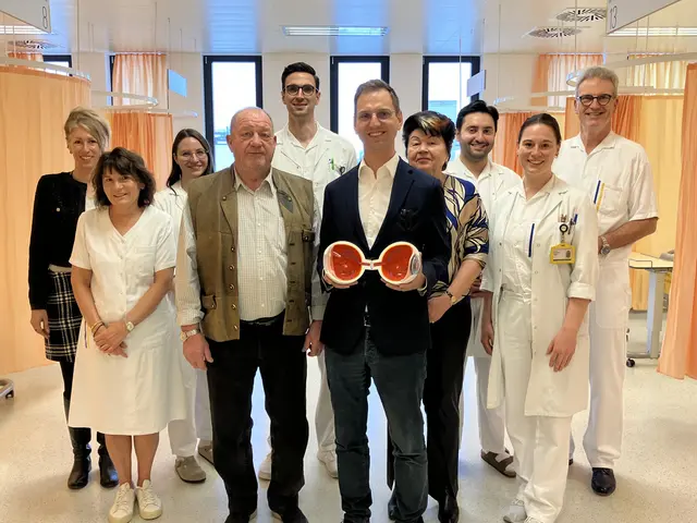 Ärztlicher Direkto Ronald Zwrtek, Waldstein, mit zwei erfolgreich implantierten Studienpatienten sowie dem
Studienteam der Augenabteilung des Landesklinikums Mistelbach-Gänserndorf. | Foto: LK Mistelbach