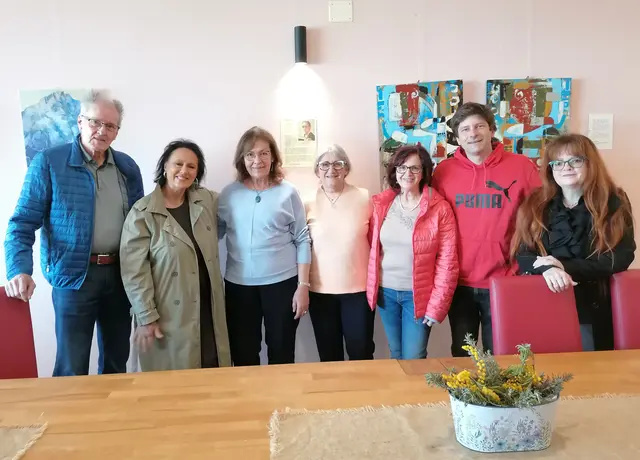 CHANGE OVER – Bilderwechsel in der Kmetija Moro: Von links: Die scheidenden Künstler Volker Unger und Simonetta Buliani; Die neuen Künstlerinnen: Maria Kucher, Paola Zaninotti u. Helena Petrovčič;      Hausherr: Damjan Jakončič; Künstlerclub Albrecht Dürer: Vizepräsidentin Alessandra Minin