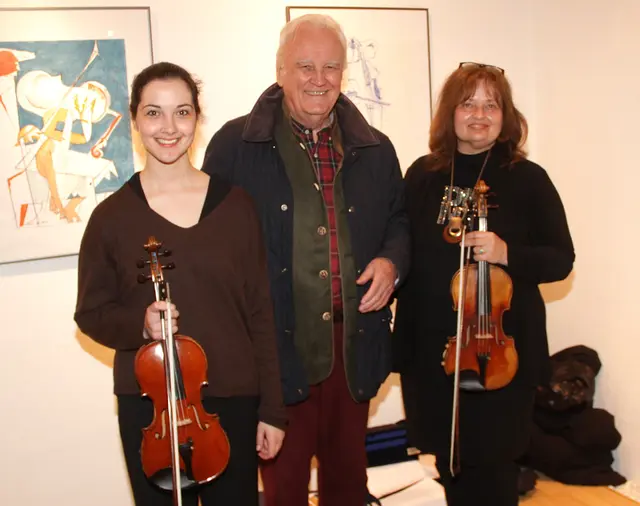 Musikstudentin Hannah Lenger und Regina Brandstätter im Gespräch mit Hans Peter Ochsenhofer - einst eine starke musikalische Größe und Persönlichkeit bei den Wiener Philharmonikern.   | Foto: Peter Seper