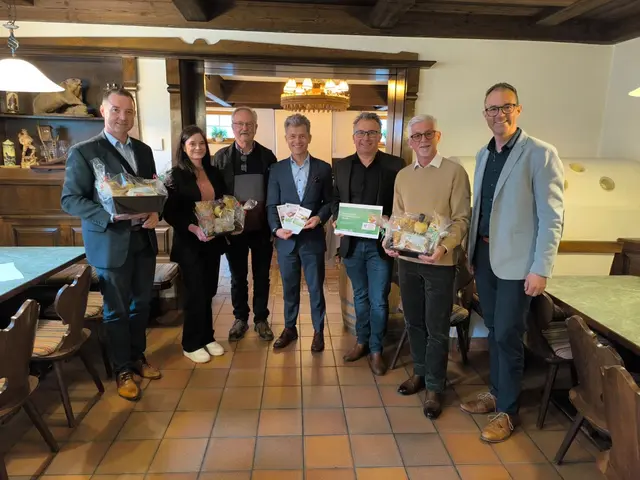 Hochkarätige Referentenrunde mit den Organisatoren des Info-Nachmittages : v.l.n.r. Walter Schmied (Leiter der mobilen Beratung), Corinna Smrecnik (Patientenanwaltschaft Kärnten), Andreas Umfahrer (Obmann PV Lesachtal), Andreas Pregl (GF Schuldnerberatung Kärnten), Vzgbm. Gerald Kubin, Briagadier i.R. Walter Gitschthaler, Gerd Guggenberger - Direktor Bildungszentrum Lesachtal | Foto: Gerd Guggenberger