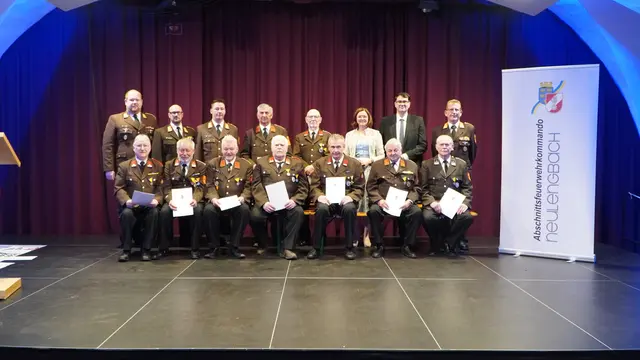 Ehrenzeichen für 50-jährige verdienstvolle Tätigkeit im Feuerwehrwesen und Medaille für 60-jährige verdienstvolle Tätigkeit im Feuerwehrwesen | Foto: AFKDO Neulengbach