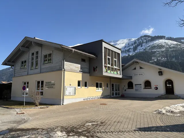 Die Volksschule muss dringend modernisiert werden. Damit einhergehend wird das bestehende Dorfheim abgerissen und neu gebaut.