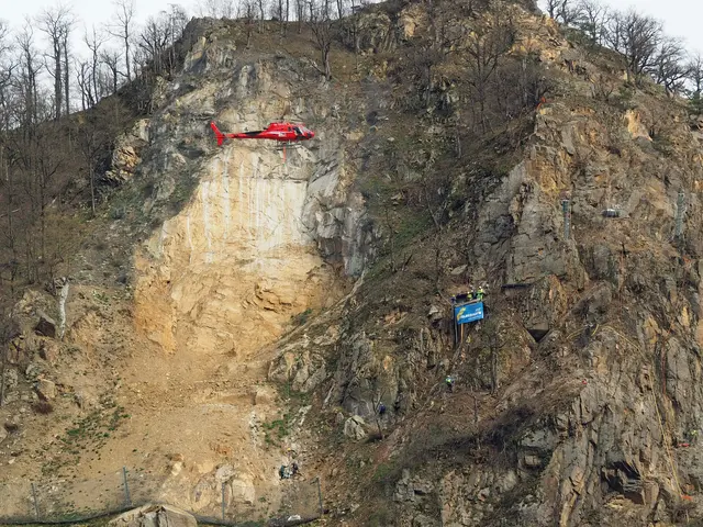 Hubschraubereinsatz an der Felswand | Foto: NÖ Straßendienst