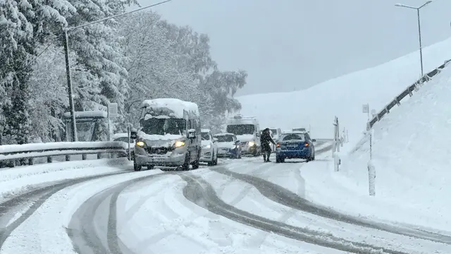 Auf höher gelegenen Straßen spielen sich teils chaotische Szene ab.  | Foto: ZOOM-Tirol