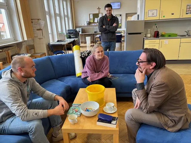 Kleines Treffen unter Direktions-Aufsicht: Paul Kreidl, Valentina Ober und Christian Stani mit Manuel Kohlbacher | Foto: MeinBezirk/Harald Almer