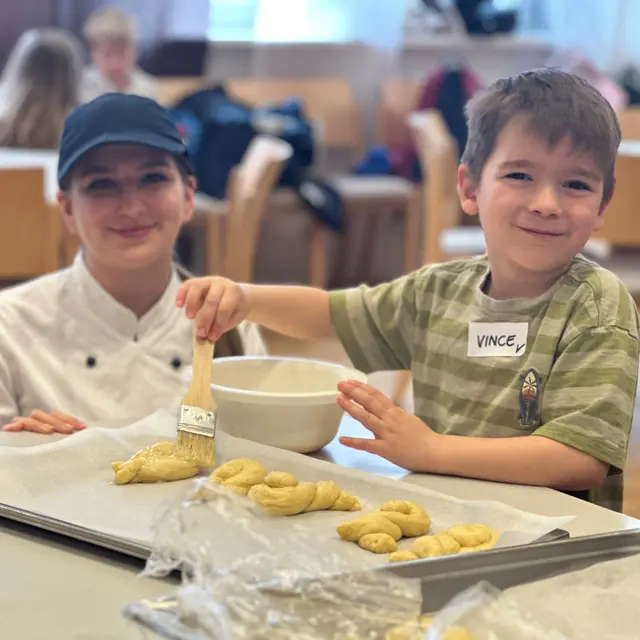 Pannoneum-Schüler backen mit kleinen Gästen