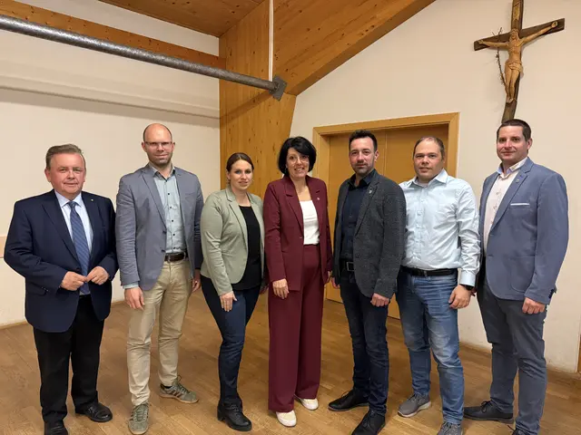 LAbg. Franz Mold, Finanzreferent GR Reinhard Knapp, Schriftführerin GGR Kerstin Scharf, die neue Gemeindeparteiobfrau GGR Bettina Hofmann und ihre Stellvertreter Bgm. Andreas Straßer, GGR Peter Baireder und Vbgm. Christian Kletzl beim Gemeindeparteitag in Echsenbach. | Foto: Marktgemeinde Echsenbach