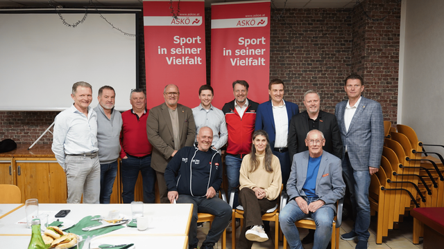 Franz Freinberger, Roland Haselsteiner, Peter Ramsner, Alois Schroll, Andreas Fröhlich, Gerhard Riegler, Sven Hergovich, Rainer Spenger, Helfried Blutsch.

Vorne: Manfred Liendl, Gabi Schweizer, Fritz Etlinger. | Foto: privat