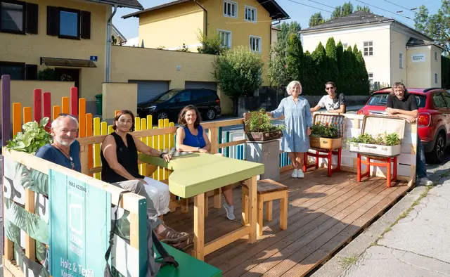 Parklets sind kleine, auf Parkplätzen eingerichtete Sitzbereiche, die aus Elementen wie Sitzflächen, Pflanzen, Beleuchtung, Regenschutz, Fahrradabstellmöglichkeiten oder sonstigen Installationen bestehen. Sie tragen wesentlich zur Aufenthaltsqualität bei und zeigen, wie vielseitig öffentlicher Raum genutzt werden kann. Im Bild: Parklet in der Siezenheimer Straße | Foto: Archivbild: Stadt Salzburg/Alexander Killer