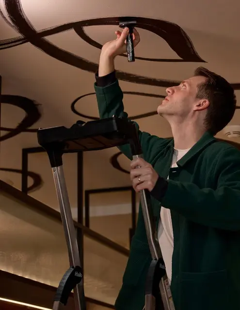 Einen eigenständigen künstlerischen Akzent setzt zudem der lokale Künstler Florian Metzler aka. @Flowsofly, der die Decke im Eingangsbereich, an der Rezeption und in der Bar gestaltet hat. | Foto: Miiro