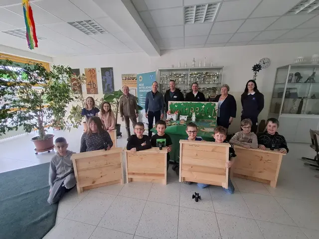 Leopold Ledwinka (Obmann des Naturparkvereines), Otmar Strondl (Klassenlehrer und Waldpädagoge), Alexander Kainz (Geschäftsführer Metalltechnik Kainz GmbH), Willibald Longin (Geschäftsführer Willibald Longin GmbH), Anita Fröhlich (Direktorin der VS+MS Dobersberg) und Katrin Bauer (Mitarbeiterin der Firma Longin) mit den Schülern der 3. Schulstufe der VS Dobersberg zu sehen. | Foto: Metalltechnik Kainz