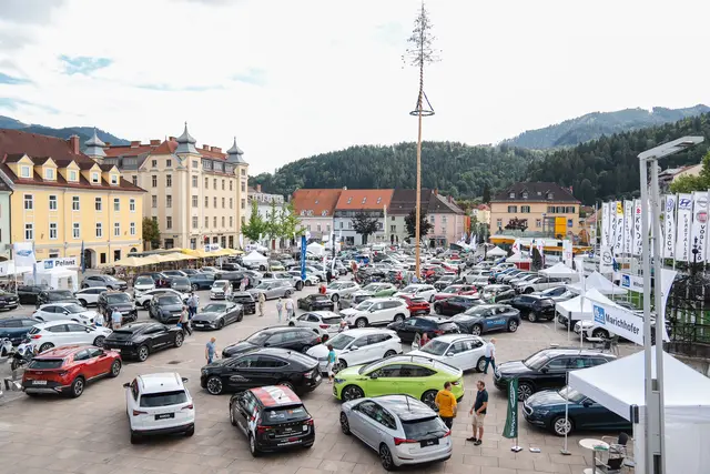 Alle Autohändler des Altbezirks Bruck stellen bei der Brucker Autoschau ihre Fahrzeuge und Motorräder aus. | Foto: Paller