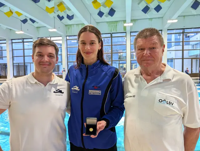 Sprintkönigin Franziska Ruttenstock (Mitte) mit Trainer Tarik Dautovic (links) und SVV-Obmann Herbert Schurm (rechts) | Foto: Stefanie Krechl