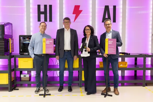 Eröffnung Pioniergarage in Urstein, v. l. Philipp Breuss-Schneeweis (Gründer, Software-Entwickler &amp;amp; Mitglied), Hilmar Linder (Departmentleiter FH Salzburg), Landesrätin Daniela Gutschi, Bernhard Lehofer (GF Pioniergarage Salzburg) | Foto: Innovation Salzburg