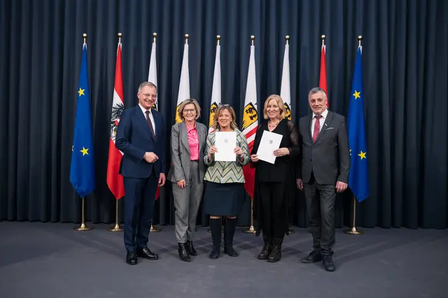 Ehrung von Gisela Daucher und Brigitte Scheutz im Linzer Landhaus – hier beglückwünscht von Bürgermeisterin Ines Schiller, Landeshauptmann Thomas Stelzer und Bildungsdirektor Alfred Klampfer. | Foto: Land OÖ/Maximilian Mayrhofer