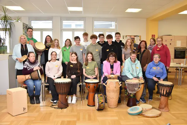 Stadträtin Doris Koch, Projektverantwortlicher Philipp Stieglitz, Sandra Stieglitz (Club Aktiv), Stadträtin Elisabeth Asanger, Projektkoordinator Stadtgemeinde Omid Riahipour, Denk Gabriele (Private Mittelschule Amstetten), Raphaela Waser (Club Aktiv) mit Klientinnen und Schüler:innen der Privaten Mittelschule Amstetten (Klasse 4b) beim gemeinsamen, inklusiven Trommeln.