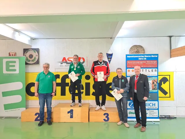 Karl Kapper (2.v.l.) krönte sich zum Landesmeister mit der Luftpistole.  | Foto: TUS Fehring