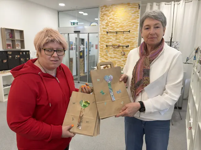 Andrea Steinbrückner, hier mit ihrer Assistentin Andrea Kapun, verwirklicht sich künstlerisch in der Welt der Encaustic-Malerei. | Foto: LNW Lebenshilfe NetzWerk GmbH