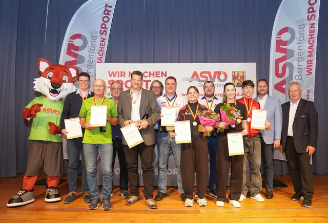 Martin Janits (Sportkegelklub Kleinwarasdorf), Oswald Flatzbauer (Leichtathletik – LAC Unlimited), Dieter Posch (Bürgermeister Neudörfl, SPÖ), Mario Kneringer (IPSC – Jagd- und Sportschützenverein Steinbrunn), Gerhard Hutter (Landtagsabgeordneter, SPÖ und Bürgermeister Bad Sauerbrunn), Gerald Reiter (IPSC – Polizeisportverein Eisenstadt), Emily Roth (Kickbox Club Rohrbach), Andreas Gruber (IPSC – Polizeisportverein Eisenstadt), Viktoria Hader, Matyas Salga (Kickbox Club Rohrbach), Christian Sagartz (Landtagsabgeordneter, ÖVP) | Foto: ASVÖ Burgenland/Thomas Werchota