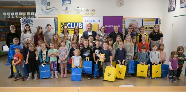 Eva Krammer (Raiba Wallsee), Anna Kastenhofer (Gemeinderätin), Bürgermeister Klaus Nagelhofer, Michael Strasser (Sparkasse Wallsee) und Büchereileiterin Angelika Scheibreithner überreichten die Preise an die Gewinner und Gewinnerinnen
 | Foto: Bücherei Wallsee/Philipp Brandstetter