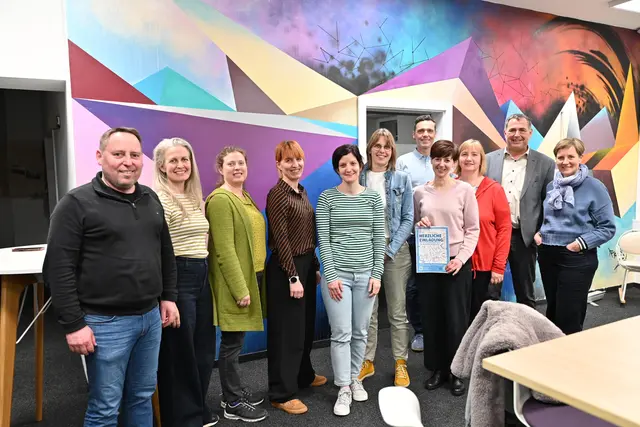 Christoph Zeillinger (HTL Waidhofen ), Elisabeth Lietz
(Prozessbegleiterin Bildungs.Dialog), Caroline Illek (Volksschule Plenkerstraße),
Julia Edermayr (Leiterin Referat Bildung), Katharina Helm (Allgemeine
Sonderschule Waidhofen), Maria Hönickl (Freiraum.Klasse), Gabi Larch (Kindergarten Raifberg), Thorsten Bognermayr (Polytechnische Schule 
Waidhofen), Doris Tazreiter (Kindergarten Windhag), Herwig Rohringer 
(Wirtschafts- und Musikmittelschule) und Bildungs-Stadträtin Gudrun 
Schindler-Rainbauer. | Foto: Stadt Waidhofen