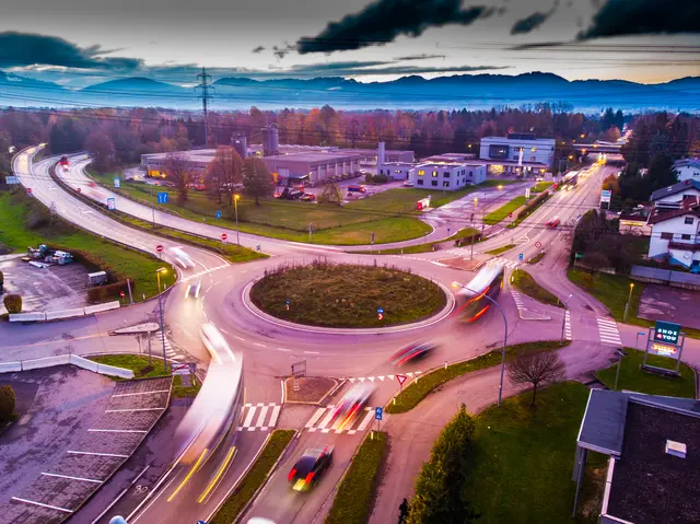 Der Kreisverkehr bei der Autobahnabfahrt Hohenems soll in den kommenden Jahren umfangreich um- und ausgebaut werden.  | Foto: Klaus Hartinger
