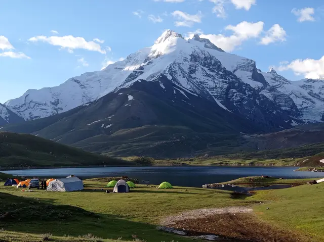 Forschende an einem Basislager nördlich des Maidakul-Sees, in der Nähe des Kyzylsu Gletschers, während einer Exkursion im Juni 2021. Nordwestliches Pamir-Gebirge, Tadschikistan. Die Pamir-Gebirge sind eine der ‚Supersites‘ des MountAInWater Projektes. | Foto: Marin Kneib ISTA