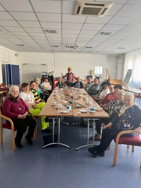 Beim Begegnungsnachmittag in Grieskirchen kann in gemütlicher Atmosphäre bei Kaffee und Kuchen geplaudert werden.  | Foto: OÖRK Grieskirchen