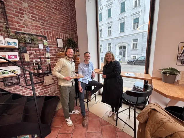 Beste Stimmung im Cor in der Krenngasse: Michael Pongratz (l.) servierte Alexander Messner und Martina Maros-Goller herrlichen Kaffee. | Foto: MeinBezirk