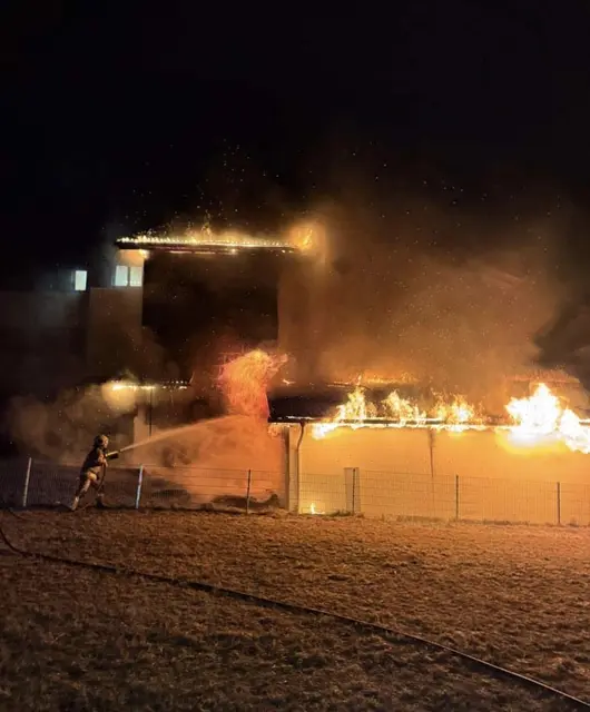 Ein riesiges Aufgebot an Einsatzkräften konnte den Brand unter Kontrolle bringen. Die Ermittlungen laufen. | Foto: FF Matrei