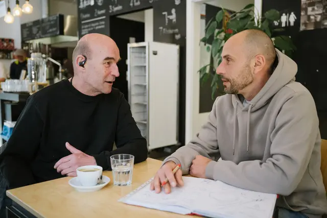 Das Neunerhaus und der Fonds Soziales Wien bildet ehemalige obdach- und wohnungslose Menschen zu Peer-Mitarbeitenden aus. Jüngst feierten 17 Absolventinnen und Absolventen ihren Abschluss. | Foto: Christoph Liebentritt