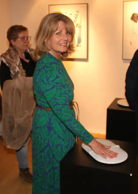 GF Doris Seel fühlte das Flair der Marmor-Skulpur. | Foto: Peter Seper