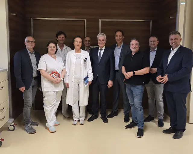 BR Andras Hohlbein, Stationsleitung Erika Freinhofer, Prim. Dr. Andreas Pfligl, Stv. Ärztl.
Dir. Prim. Dr. Vesna Aliskanovic, Interim. Pflegedir. DGKP Herbert Schörghuber, Landesrat
Anton Kasser, GF Gesundheit Mostviertel GmbH Mag. Martin Kaiser, Kaufm. Dir. Dipl. KH-BW
Gernot Artmüller, Stv. BR Peter Schwandl, Landtagsabg. Lukas Michlmayr | Foto: Landesklinikum Amstetten